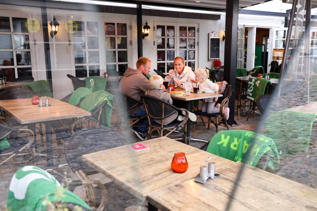 Servering hos Restaurant Rodeo i Løkken