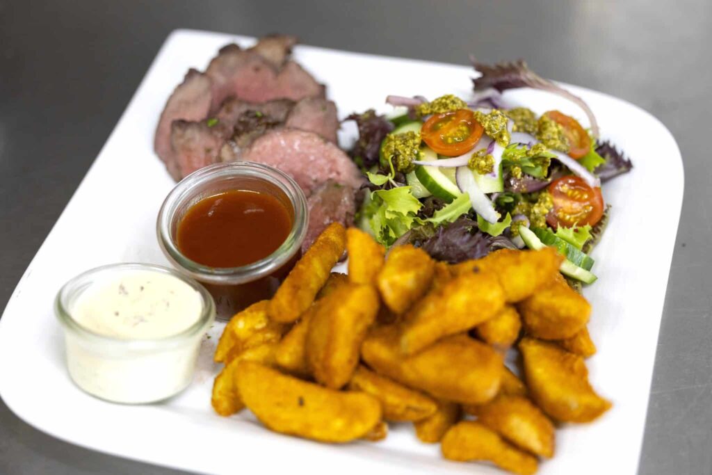 Grillet kød og stemning hos Restaurant Rodeo i Løkken