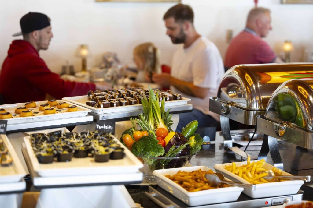 Servering hos Restaurant Rodeo i Løkken